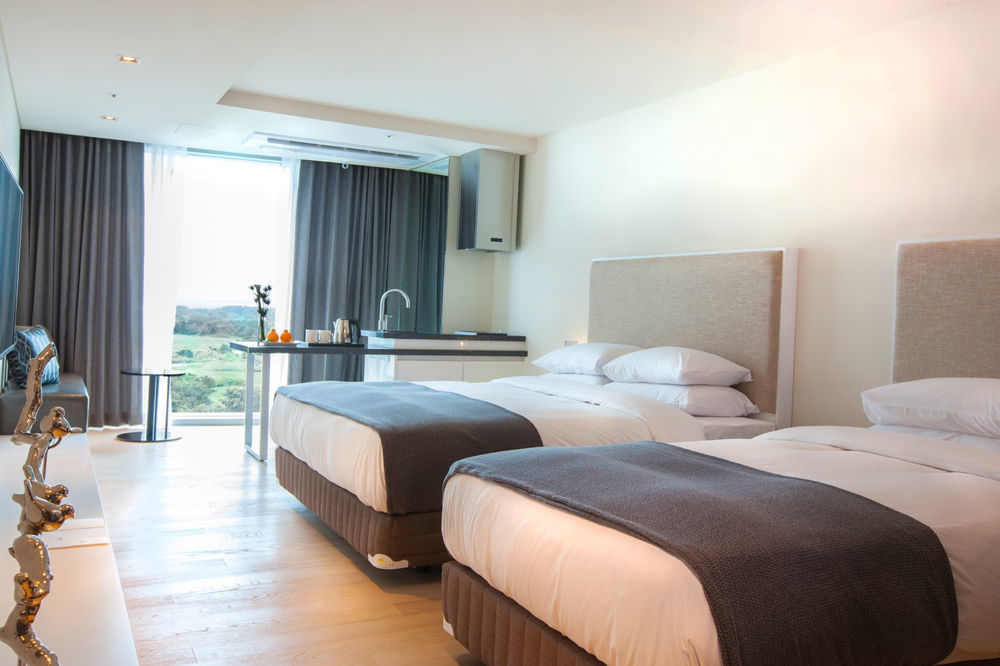 Brown Suites Hotel And Resort Jeju Exterior photo